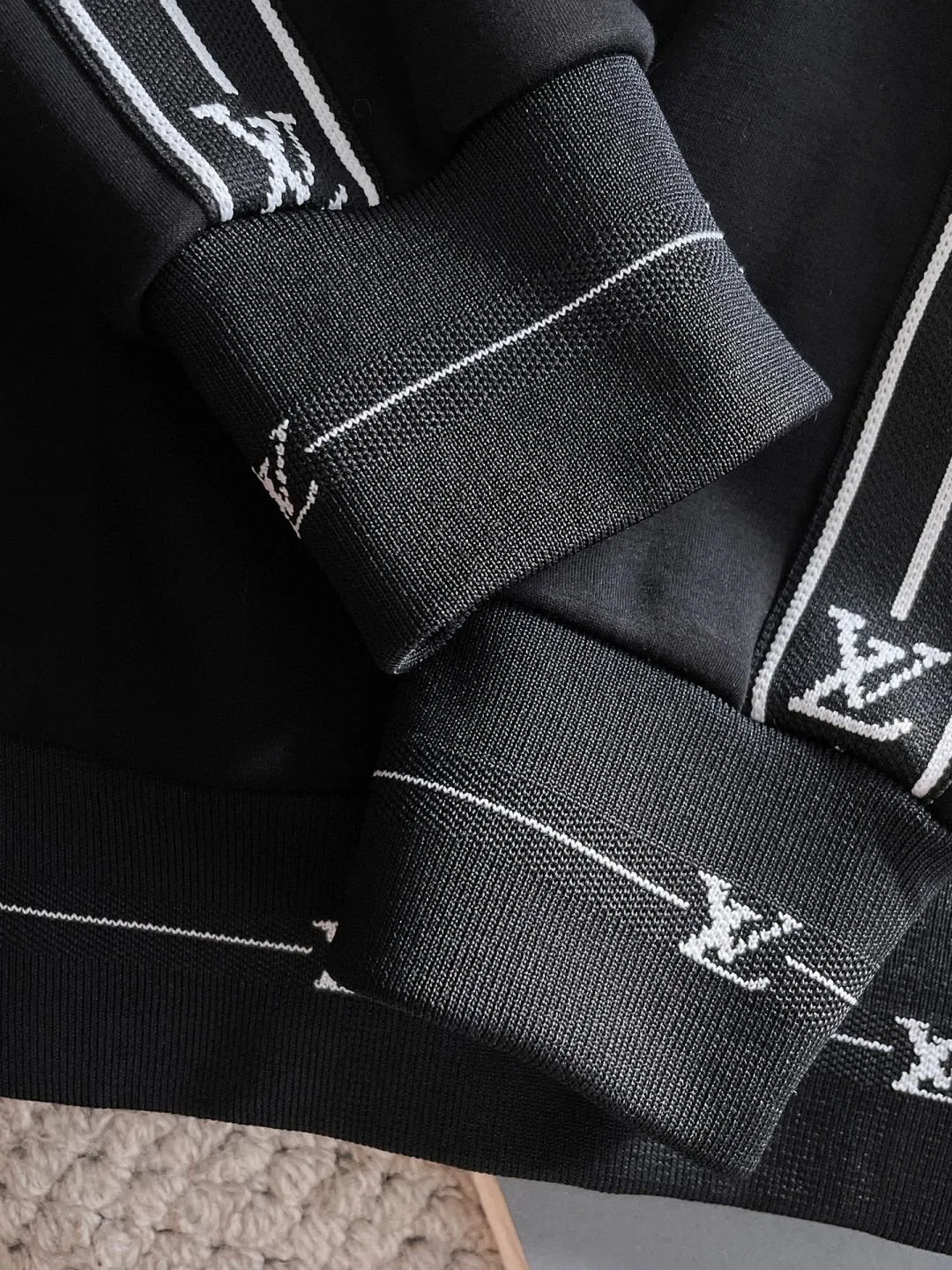 🅿️540 LV 2025 autumn and winter new counter, the same casual Tencel cotton fabric suit, breathable, comfortable and casual! Full of high-end feel! The details are exquisite and high-end, and the workmanship is impeccable! The original high-end fabric is very high-end! The fabric is crisp, anti-wrinkle and wear-resistant, warm, neat and stylish. Everyone must buy a set this autumn and winter. They must look cool and cool when wearing it. This is a model that we highly recommend! M-3XL